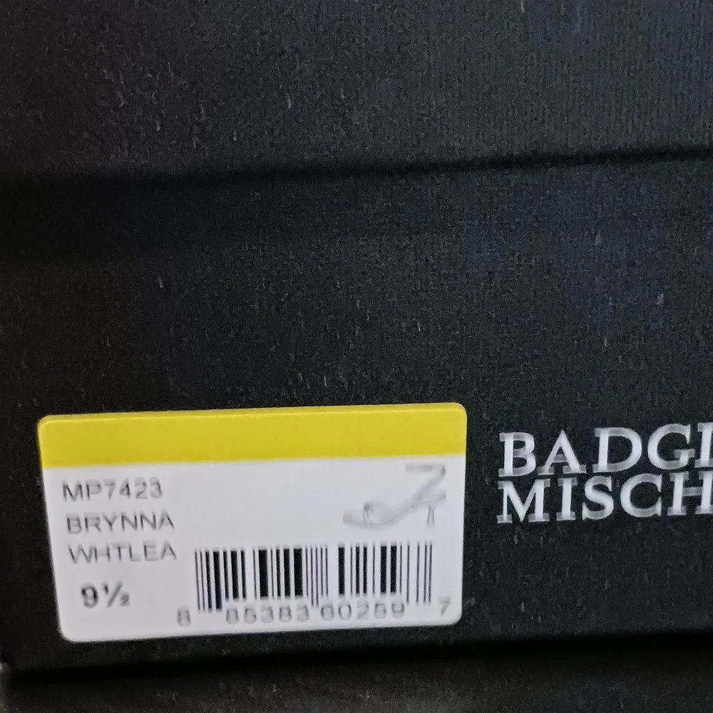 NIB Badgley Mischka Brynna White Leather‎ Heart Buckle Ankle Strap Sandals 9.5